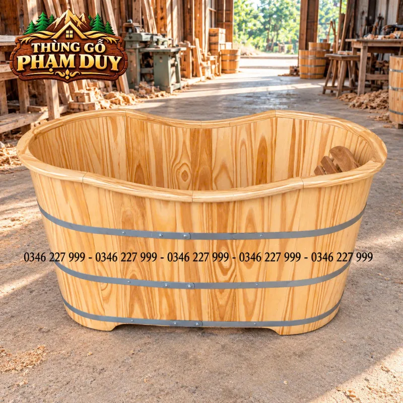 Bồn tắm gỗ thông dáng oval có thiết kế nằm rộng, phù hợp để ngâm mình và bố trí trong nhiều không gian phòng tắm.