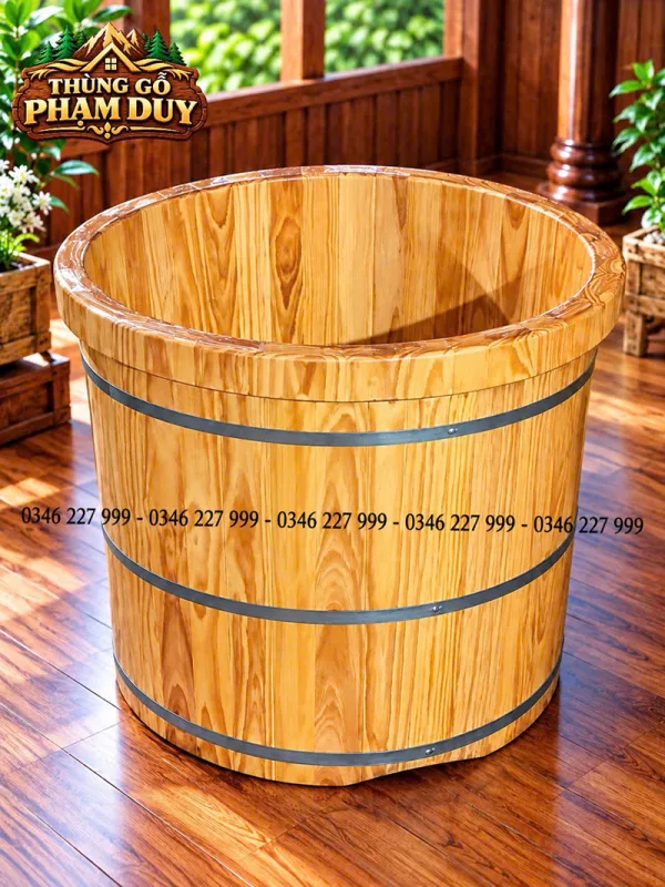 Bồn tắm gỗ thông dáng tròn được hoàn thiện với phần miệng bo viền mềm mại, phù hợp cho nhu cầu ngâm tắm tại nhà và các không gian chăm sóc sức khỏe.
